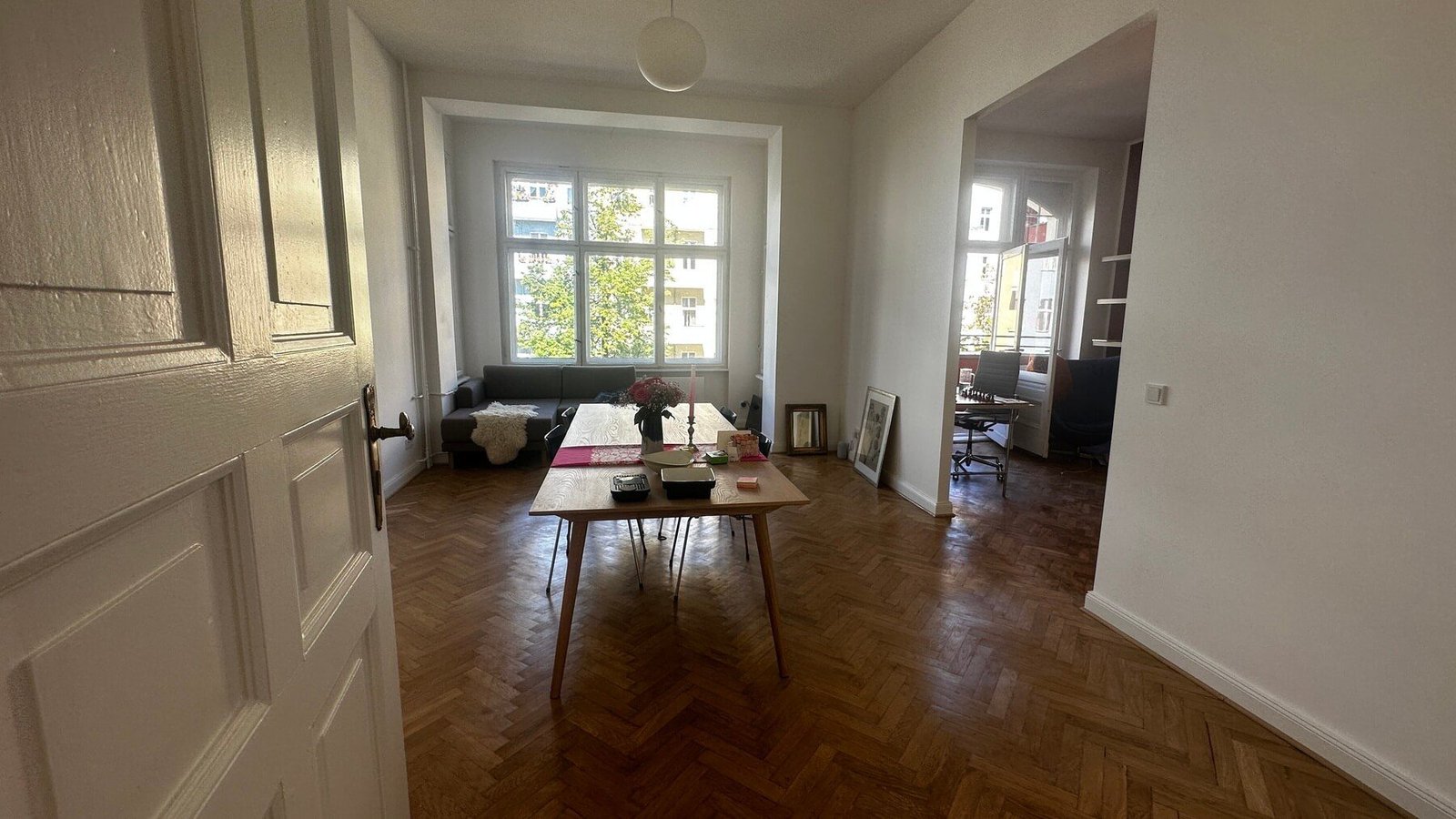 Sanierte Altbauwohnung in Berlin Mitte mit geöffnetem Grundriss