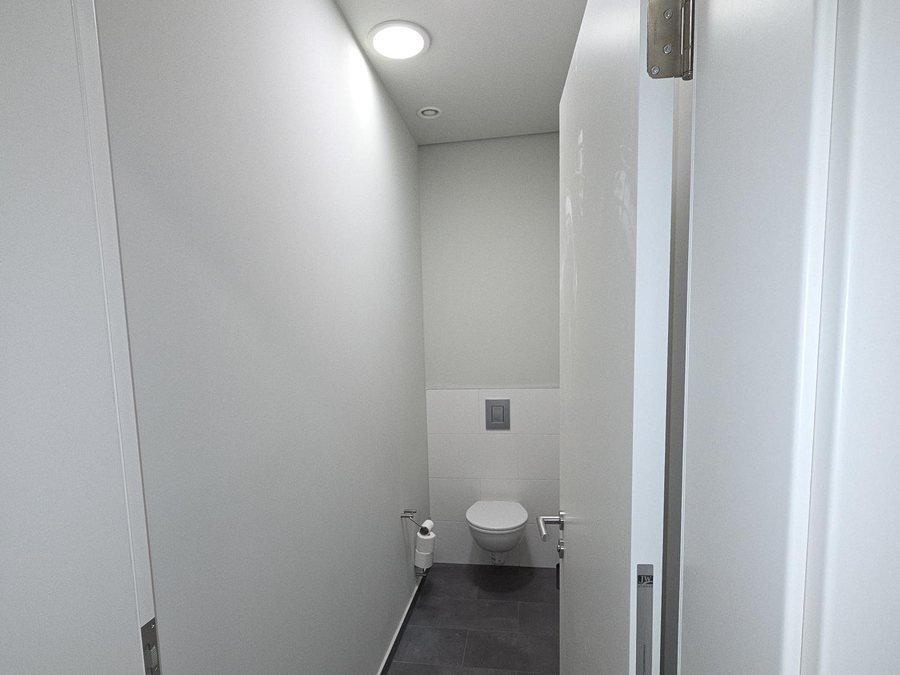 Neu gebaute WC-Kabine im Greenkeeper-Bereich
