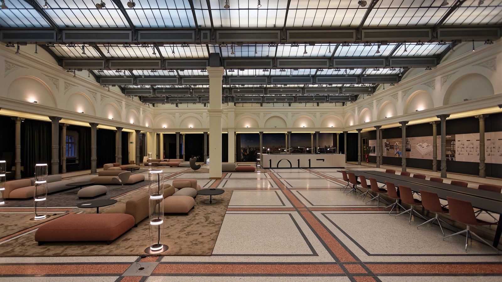 Historischer Lichthof mit Oberlicht und Terrazzoboden als Showroom Ten Eleven Seven in Berlin Mitte