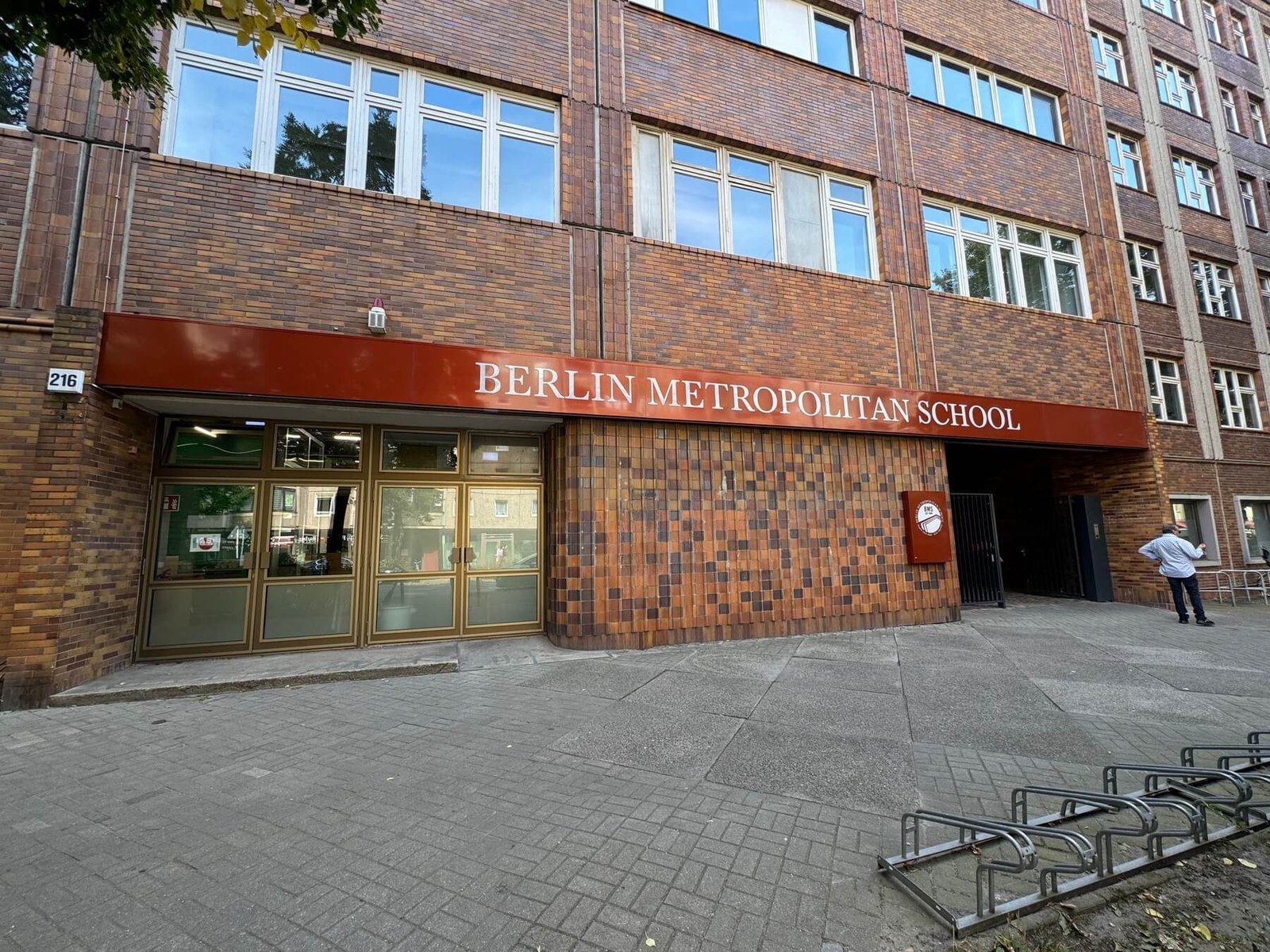 Beleuchteter Eingangsleuchtkasten der Berlin Metropolitan School an der Torstraße